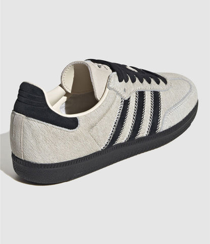 Black OG wonder white black pony
